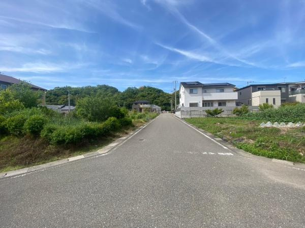 海南市重根東2丁目　土地の前面道路含む現地写真