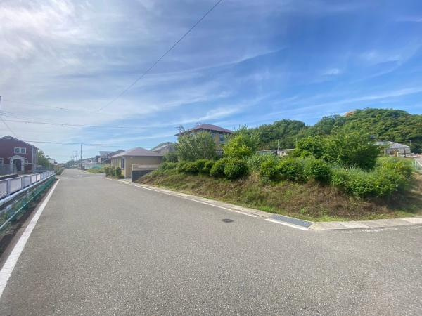 海南市重根東2丁目　土地の前面道路含む現地写真