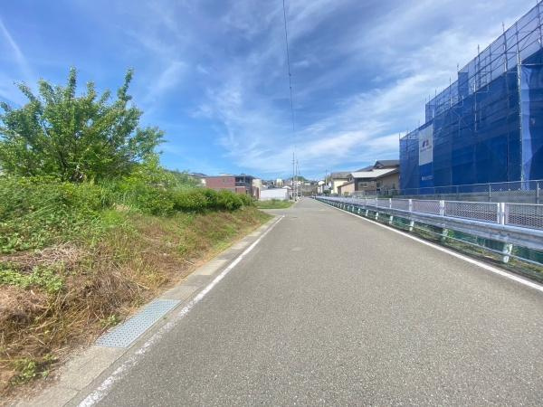 海南市重根東2丁目　土地の前面道路含む現地写真