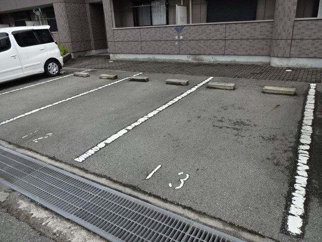 エクセレント，ＯＮの駐車場