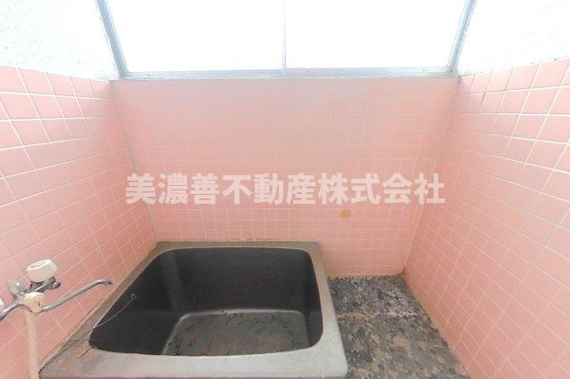 ６１５６３　岐阜市日置江中古戸建ての浴室