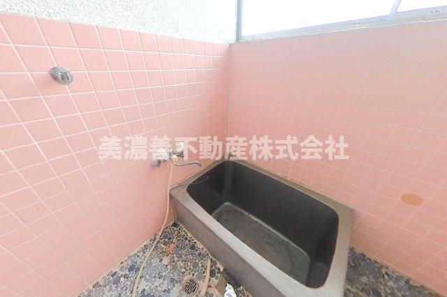 ６１５６３　岐阜市日置江中古戸建ての浴室