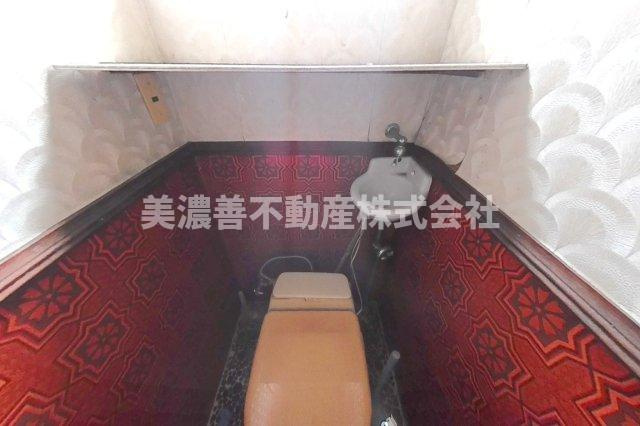 ６１５６３　岐阜市日置江中古戸建てのトイレ