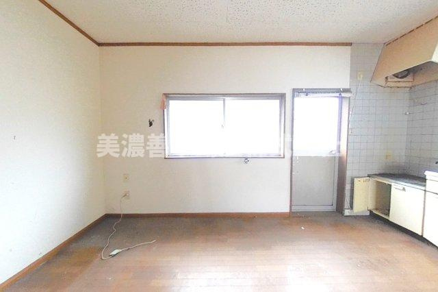 ６１５６３　岐阜市日置江中古戸建てのキッチン