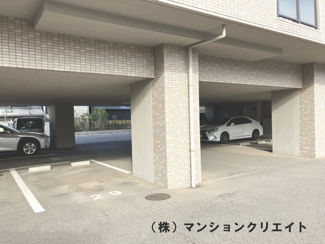 サーパス木田町(投資)の駐車場