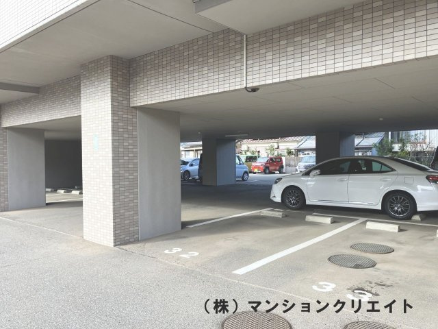 サーパス木田町(投資)の駐車場