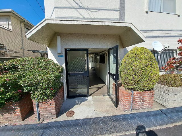 若草ハイツのエントランス