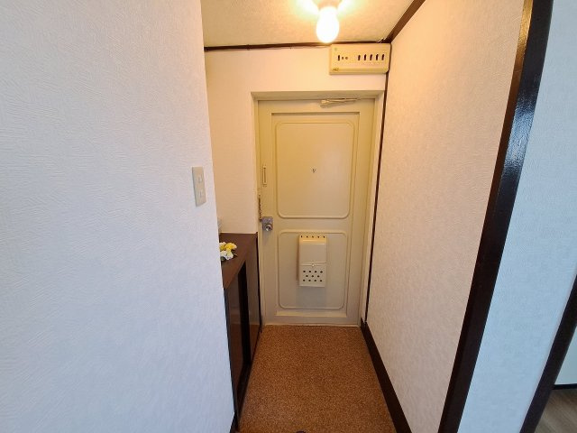 若草ハイツの玄関