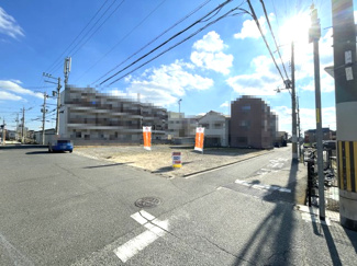 【前面道路含む現地写真】 | 広々前面道路で開放感のある立地です。