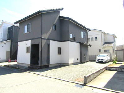 【駐車場】 | 中古戸建　甲府市小瀬町 | 車をお持ちの方に嬉しい駐車場付きの物件です