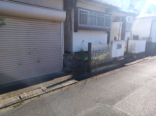 比企郡嵐山町大字志賀（古家あり）の前面道路含む現地写真|前面道路幅員約4ｍ（側溝を含みます）