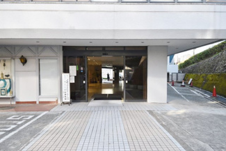 【エントランス】 | お客様を、そして住人を出迎えてくれるマンションのエントランス。ゴミが落ちていないことからも、管理状態の良さや住民の節度の高さが見て取れます。～即日のご見学可能～　お問合せはお気軽にどうぞ。
