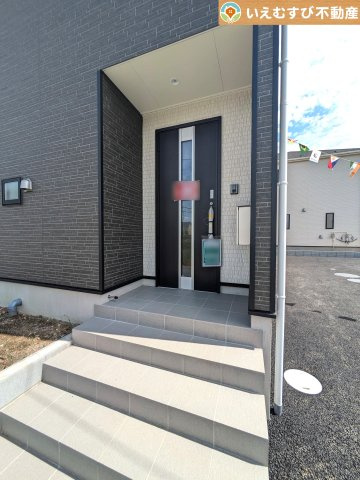 Cradle garden　太田市細谷町第2のエントランス|雨が防げる広々エントランス
駐車場からアクセスの良いエントランス。雨の日や荷物が多くても安心の動線♪