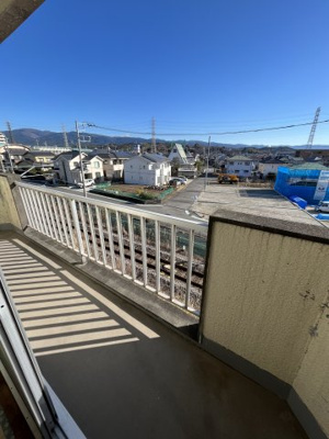 【バルコニー】 | コーポ裾野Ａ棟 | バルコニーからの眺めを楽しみながら食事をしませんか