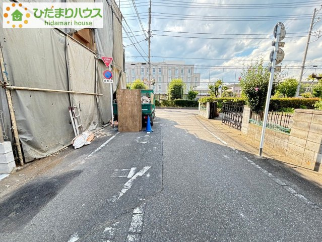 鴻巣市神明　1期　新築一戸建て　01の前面道路含む現地写真|前面道路6ｍ！
車の出し入れも簡単にできます