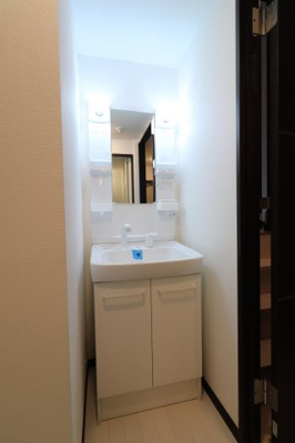 【洗面所】 | グランメゾン千早 | 別号室の写真になります。現況優先。