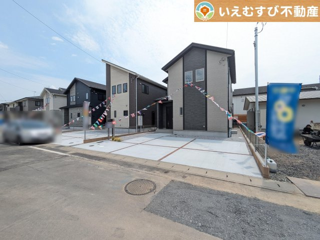 BLOOMING GARDEN　太田市亀岡町の駐車場|並列3台駐車可能なゆとりのカースペース
複数台車をお持ちでも、お友達が遊びに来てもゆとりの駐車スペース！