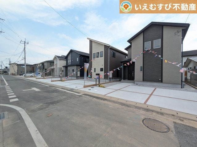 BLOOMING GARDEN　太田市亀岡町の前面道路含む現地写真|充分な広さの5.8ｍ前面道路
間口が広くお車の出し入れも問題なく行えるスペースが確保されています♪