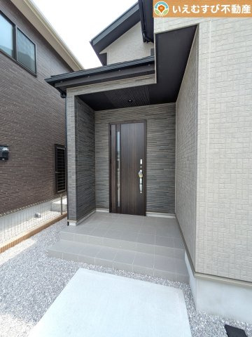 BLOOMING GARDEN　太田市亀岡町のエントランス|落ち着いた色づかいのエントランス
駐車場からアクセスの良いエントランス。雨の日や荷物が多くても安心の動線♪