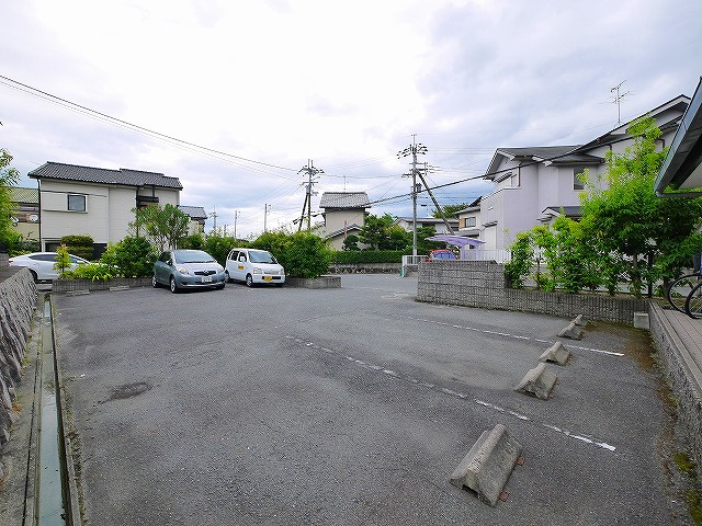 グリーンハイツ高塚の駐車場|駐車場に車を止められます