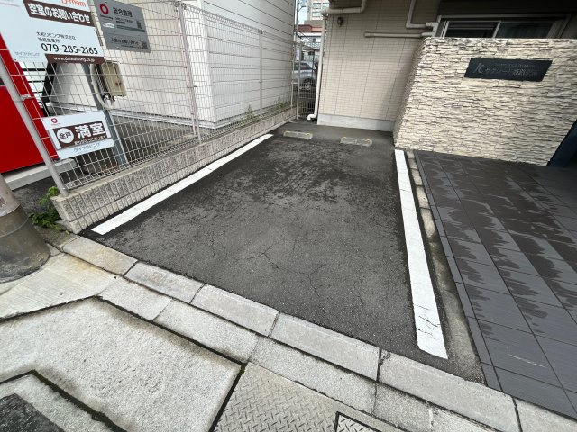 サクシード姫路駅南の駐車場
