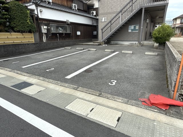 ホワイトへロンの駐車場