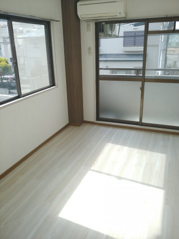 ルミエールUOZAKIの内装|スタンダードな洋室です