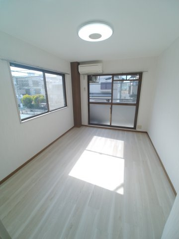 ルミエールUOZAKIの居間・リビング|ゆったりした洋室です