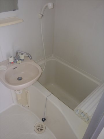 ルミエールUOZAKIの浴室|ゆったり過ごせるお風呂です