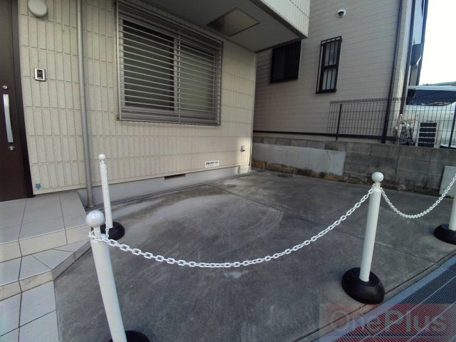 メゾンＫＮＳの駐車場