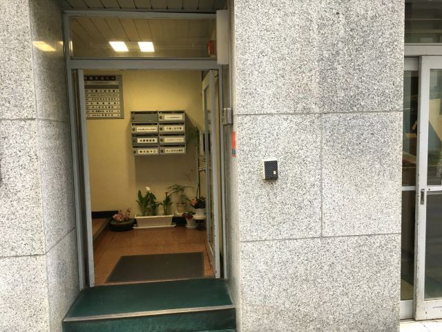 西勘本店ビルのエントランス