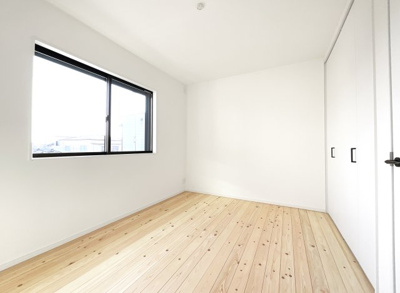 【洋室】 | 伏見区向島津田町　築後未入戸建 | 【洋室6帖】3階のもう一つの寝室は6帖あり、全室6帖以上のスペースになります。