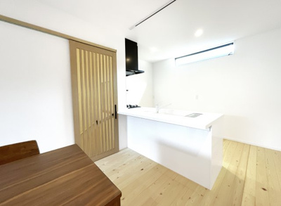 【居間・リビング】 | 伏見区向島津田町　築後未入戸建 | 実際にこちらの物件を内覧して、ご家族団らんの暮らしを想像してみませんか？
ここをスタートに、お客様にとってベストなお家を探して下さい。