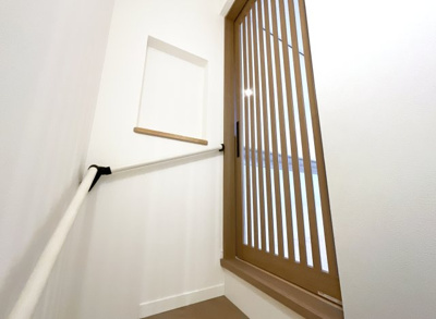 【内装】 | 伏見区向島津田町　築後未入戸建 | LDKの扉がとてもお洒落です。階段にはニッチもありお家を楽しく飾れます。