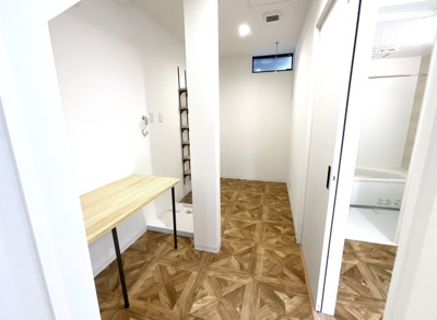 【ランドリースペース】 | 伏見区向島津田町　築後未入戸建 | 1階部分には、洗面所・お風呂以外に約4帖の『ランドリースペース』がございます。洗濯物も干せる広さで奥様には嬉しいスペースです。