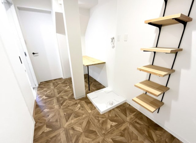 【ランドリースペース】 | 伏見区向島津田町　築後未入戸建 | 造作の棚も設置されているので、洗剤やストックタオルなどが収納出来て助かりますね。作業カウンターまでありますよ。