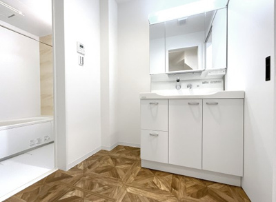 【独立洗面台】 | 伏見区向島津田町　築後未入戸建 | 洗面化粧台はワイドタイプで収納たっぷり！三面鏡の裏側まで収納になっているので、小物がスッキリ片付きます。