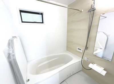 【浴室】 | 伏見区向島津田町　築後未入戸建 | 浴室暖房乾燥機付きのお風呂で、雨の日の乾かなかった洗濯物でもその日のうちに乾かせます。奥様の強い味方。