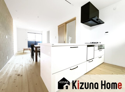 【キッチン】 | 伏見区向島津田町　築後未入戸建 | 桧（ひのき）を使用した『自然素材住宅』で快適な暮らし♪嬉しいのはスーパーが徒歩2分にあり日々のお買物が助かります。買い忘れた時でもすぐに行けますね！