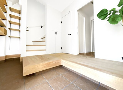 【玄関】 | 伏見区向島津田町　築後未入戸建 | 玄関スペースが広くて素敵♪お洒落なシューズ棚も設置されています。可動棚なので靴に合わせて高さをかえられますね。