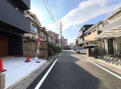 【前面道路含む現地写真】 | 伏見区向島津田町　築後未入戸建 | 【前道5.9ｍ】徒歩2分に内科、徒歩11分に総合病院があり安心して暮らして頂けます（＾◇＾）