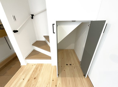 【収納】 | 伏見区向島津田町　築後未入戸建 | 【階段下収納】玄関ホールの階段下に収納があり、古紙のストックや掃除機収納などあったら助かるスペースです。