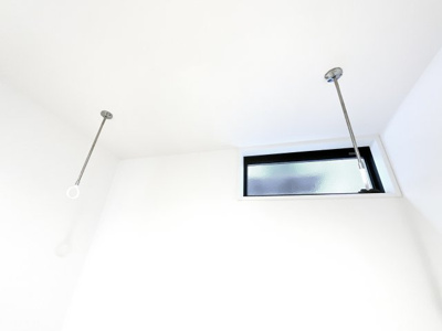 【ランドリースペース】 | 伏見区向島津田町　築後未入戸建 | 【室内干しスペース】ランドリー室には、室内干しがあります。洗濯機から洗濯物を取り出して、ハンガーで一旦こちらにかけてからベランダに干しに行くもありですね。