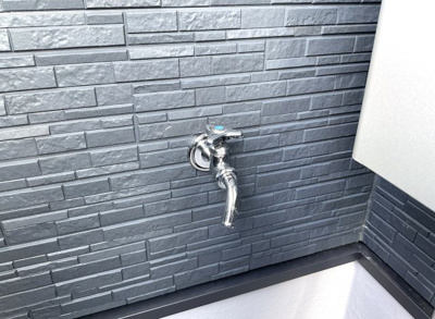 【設備】 | 伏見区向島津田町　築後未入戸建 | 【屋外水栓】バルコニーに水栓があり、お掃除など楽に助かりますね。