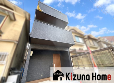 【外観】 | 伏見区向島津田町　築後未入戸建 | 前道幅員は5.9ｍある閑静な住宅街です。運転が苦手な方でも安心して駐車して頂けます。人気の小中一貫校【向島秀蓮小中学校】が徒歩8分と通学面でも安心して頂けます。