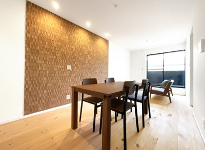 【居間・リビング】 | 伏見区向島津田町　築後未入戸建 | リビング階段ですので、3階の居室には一度LDKを通ってからになります。ご家族の帰宅がすぐ把握出来てコミュニケーションも増します。