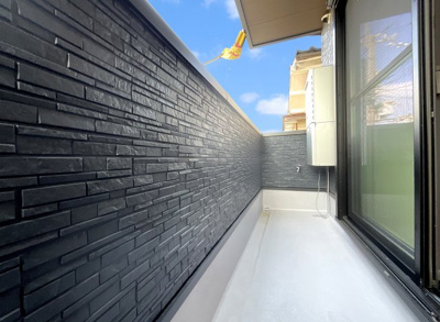 【バルコニー】 | 伏見区向島津田町　築後未入戸建 | リビングにあるバルコニーで風通しもよく快適な室内です。2階LDKは2面採光で気持ちよくお過ごし頂けます。