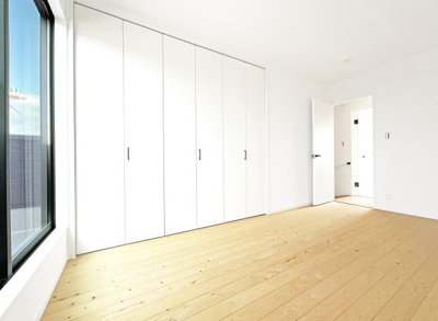 【洋室】 | 伏見区向島津田町　築後未入戸建 | 【洋室7.3帖】クローゼットは大容量ですので、片づけがしっかり出来てお部屋が広くお使い頂けます。