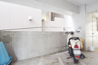 【駐車場】 | バイク置き場。空き区画の有無や駐輪料金、サイズおよび排気量規定などについては、改めてお問い合わせください。～即日のご見学可能～　お問合せはお気軽にどうぞ。

