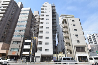 【外観】 | 手入れの行き届いた外壁やエントランスなど、「見ればわかる」レベルで清潔感を保ったマンションです。築年数を感じさせない姿で皆様をお出迎えします。～即日のご見学可能～　お問合せはお気軽にどうぞ。
